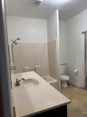 7530 NW US 24 HWY, Topeka, KS 66618