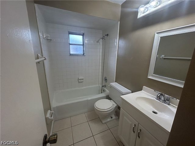 1228 SE 24th AVE B -right side, Cape Coral, FL 33990