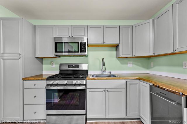 33329 Cheryl Street, Clinton Charter Township, MI 48035