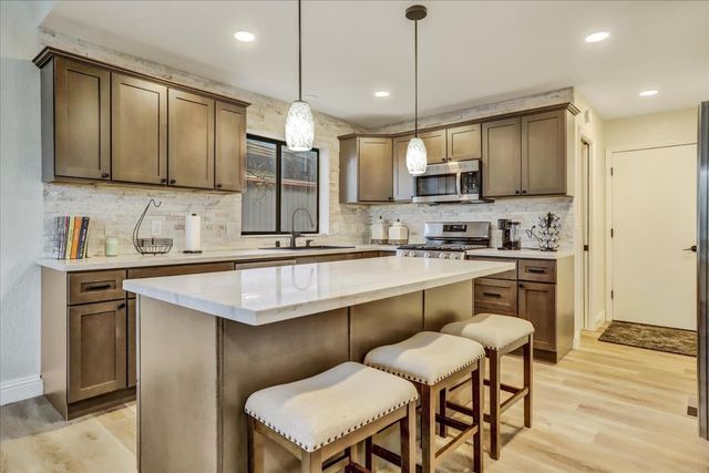 11660 Bluebird Ct, Auburn, CA 95602