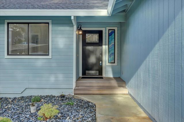 11660 Bluebird Ct, Auburn, CA 95602