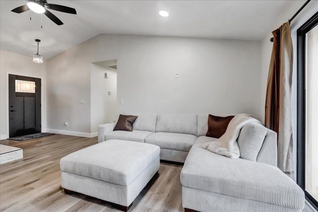 11660 Bluebird Ct, Auburn, CA 95602