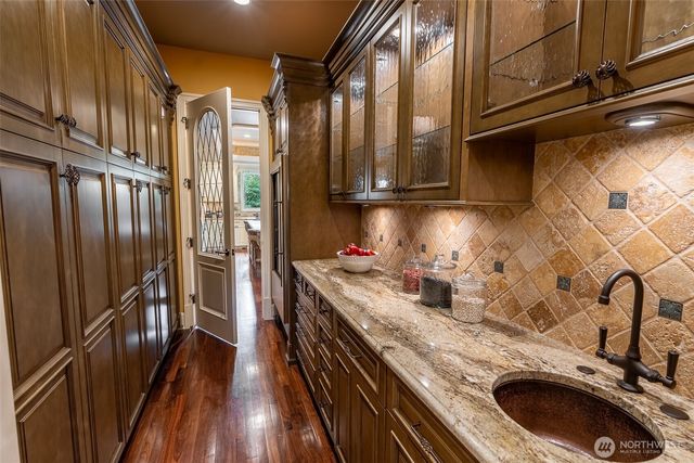 8638 NE 19th Place, Clyde Hill, WA 98004