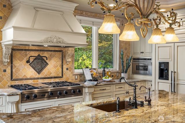 8638 NE 19th Place, Clyde Hill, WA 98004