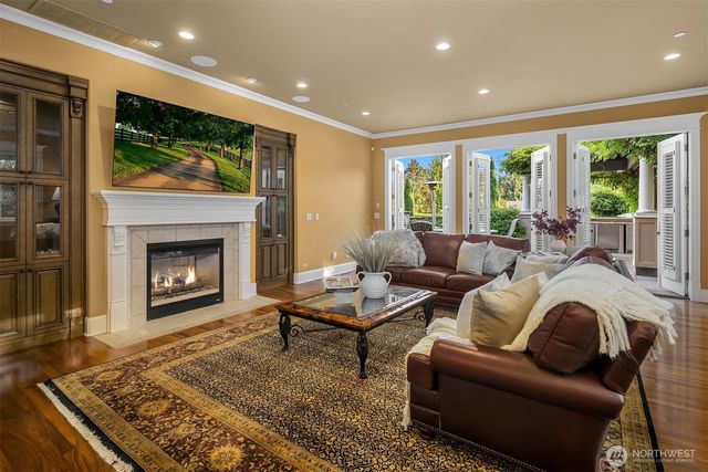 8638 NE 19th Place, Clyde Hill, WA 98004