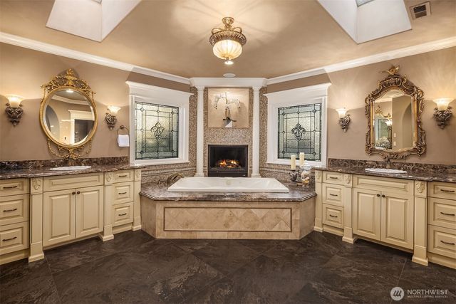 8638 NE 19th Place, Clyde Hill, WA 98004