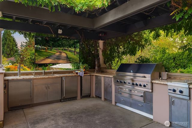 8638 NE 19th Place, Clyde Hill, WA 98004
