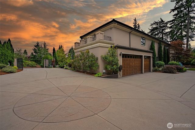 8638 NE 19th Place, Clyde Hill, WA 98004