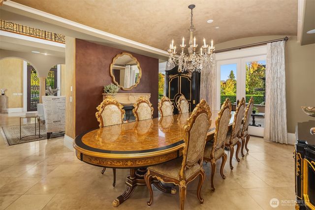 8638 NE 19th Place, Clyde Hill, WA 98004