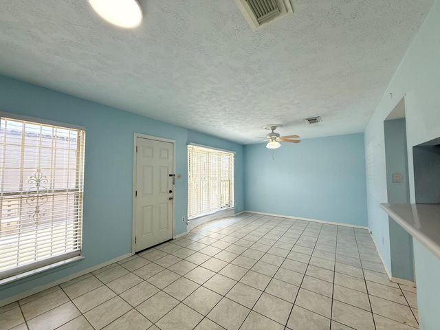 8438 Leawood Blvd 1, Houston, TX 77072