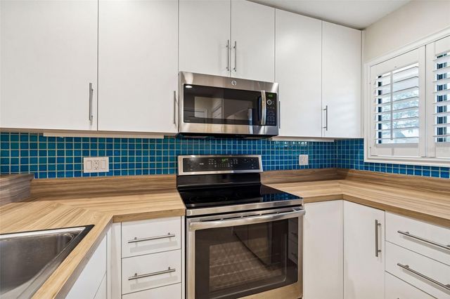 29129 BAY HOLLOW DRIVE 3202, Wesley Chapel, FL 33543