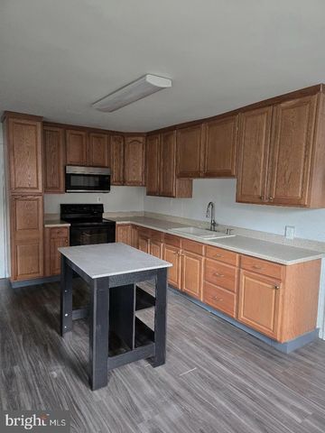452 W BROAD ST, Gibbstown, NJ 08027