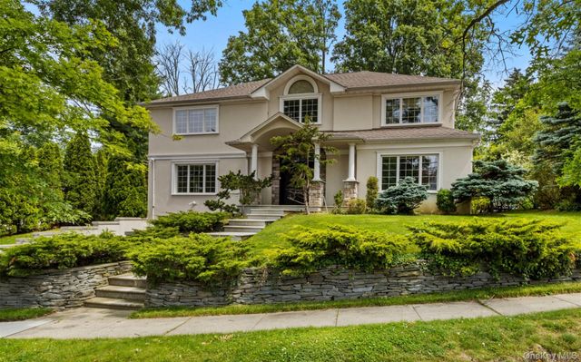 25 Bay Driveway, Manhasset, NY 11030
