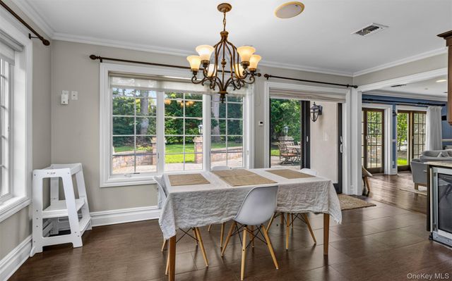 25 Bay Driveway, Manhasset, NY 11030