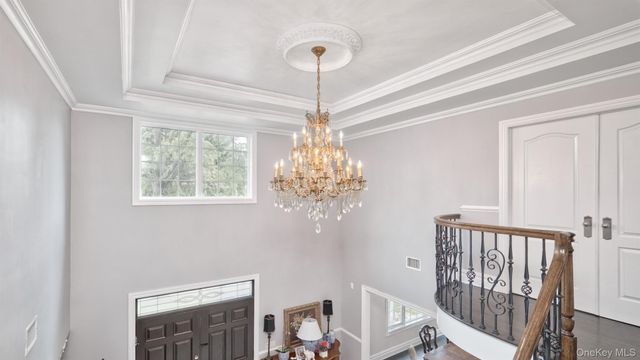 25 Bay Driveway, Manhasset, NY 11030