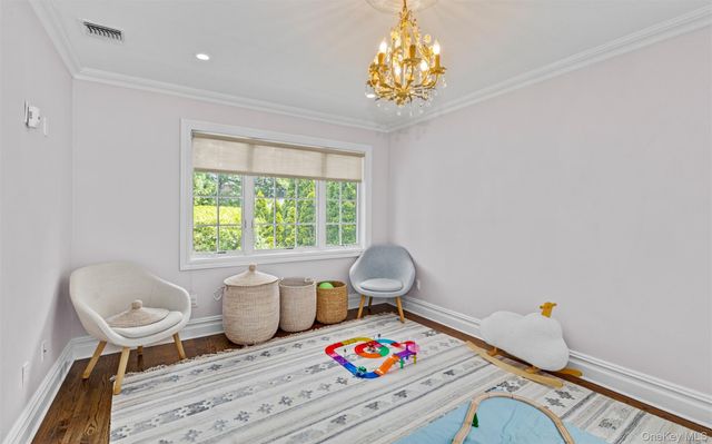 25 Bay Driveway, Manhasset, NY 11030
