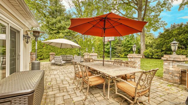 25 Bay Driveway, Manhasset, NY 11030