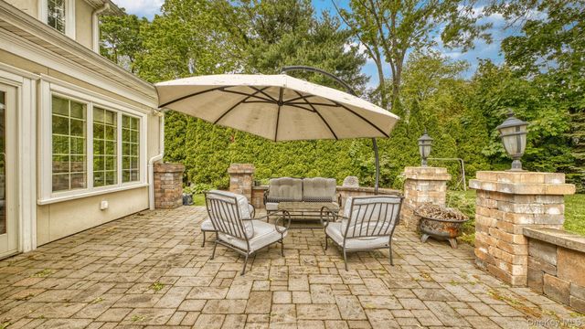 25 Bay Driveway, Manhasset, NY 11030