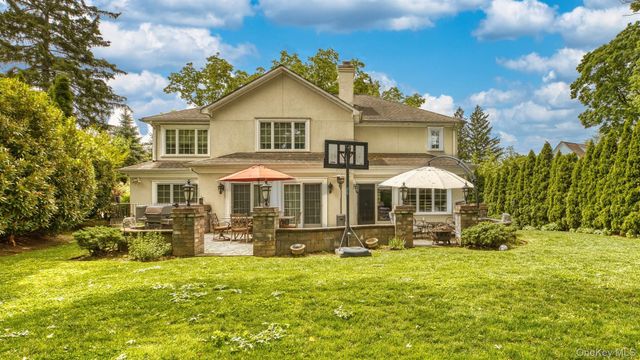 25 Bay Driveway, Manhasset, NY 11030