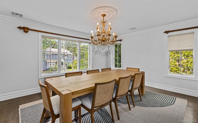 25 Bay Driveway, Manhasset, NY 11030