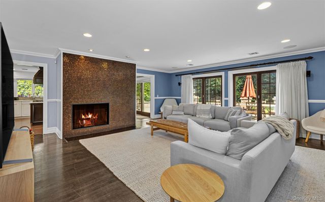 25 Bay Driveway, Manhasset, NY 11030