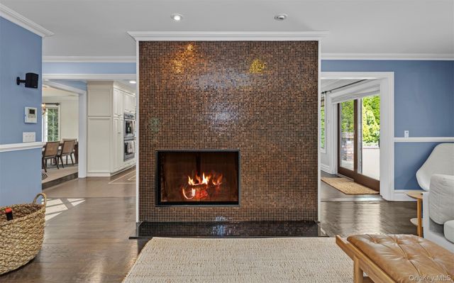 25 Bay Driveway, Manhasset, NY 11030