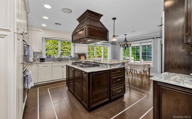 25 Bay Driveway, Manhasset, NY 11030