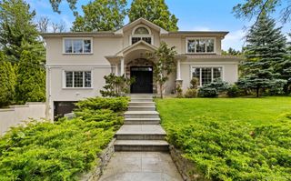 25 Bay Driveway, Manhasset, NY 11030