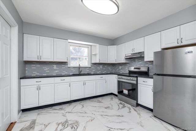 27 Marlo Lane 2nd Floor, Hauppauge, NY 11788