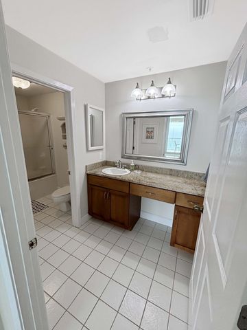 8525 Gulf Boulevard APT 811, Navarre, FL 32566