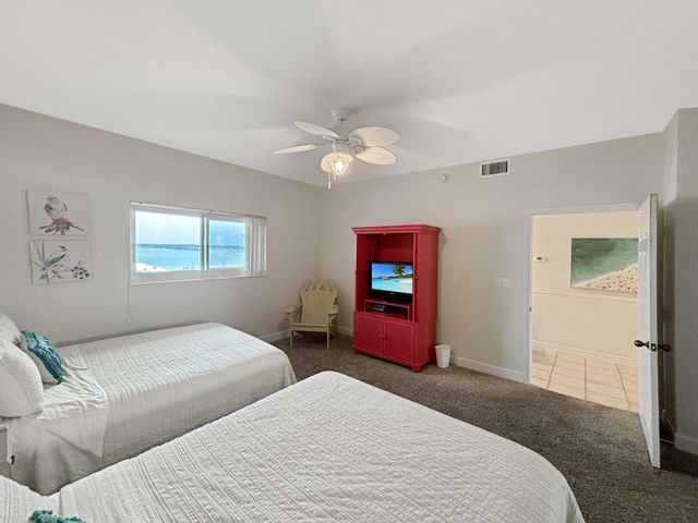 8525 Gulf Boulevard APT 811, Navarre, FL 32566