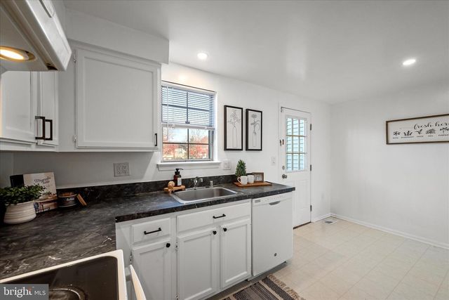 15 MARIAN CT, Sterling, VA 20165