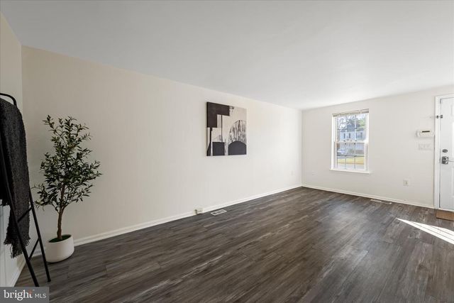 15 MARIAN CT, Sterling, VA 20165