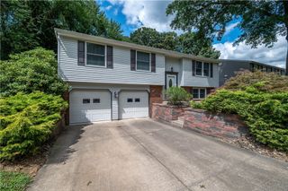 7707 Raglan Drive NE, Warren, OH 44484