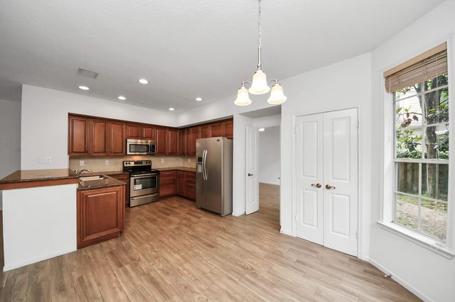 103 E Lakeridge Drive, The Woodlands, TX 77381