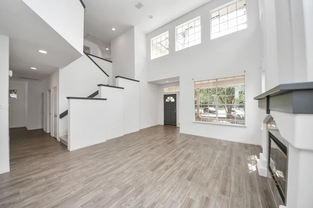 103 E Lakeridge Drive, The Woodlands, TX 77381