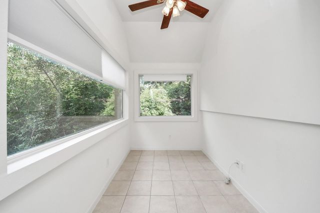 103 E Lakeridge Drive, The Woodlands, TX 77381