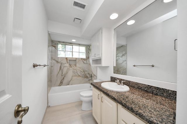 103 E Lakeridge Drive, The Woodlands, TX 77381