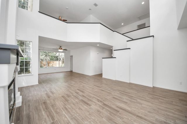 103 E Lakeridge Drive, The Woodlands, TX 77381