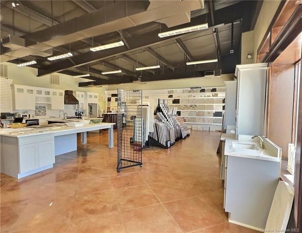 935 E McNeese Street, Lake Charles, LA 70607