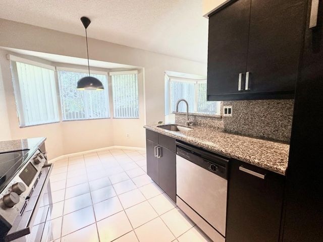 9202 NW 9th Place, Plantation, FL 33324
