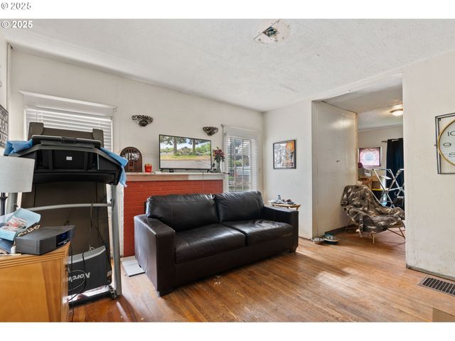 11138 Ne SHAVER St, Portland, OR 97220