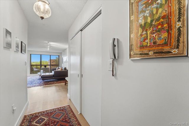 10 Stewart Place 5HW, White Plains, NY 10603