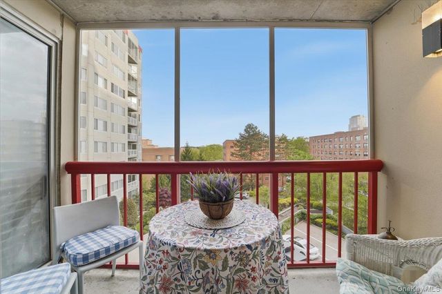10 Stewart Place 5HW, White Plains, NY 10603