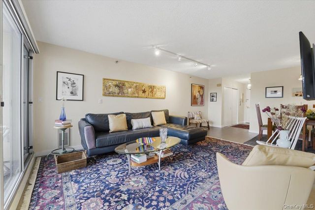 10 Stewart Place 5HW, White Plains, NY 10603