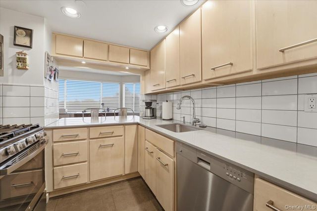 10 Stewart Place 5HW, White Plains, NY 10603