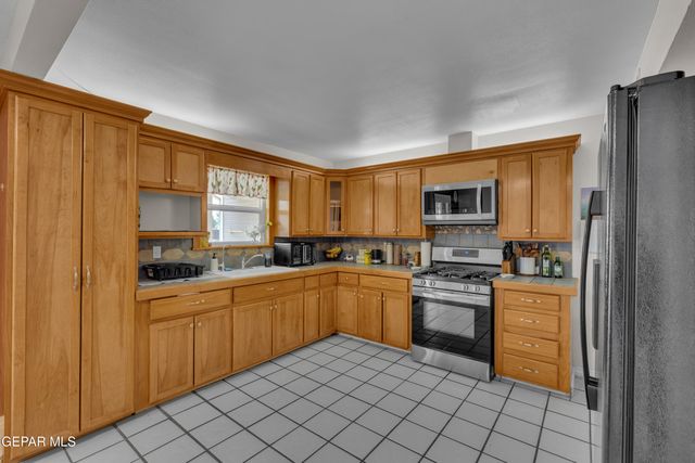124 ENNIS Street, Clint, TX 79928