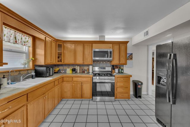 124 ENNIS Street, Clint, TX 79928