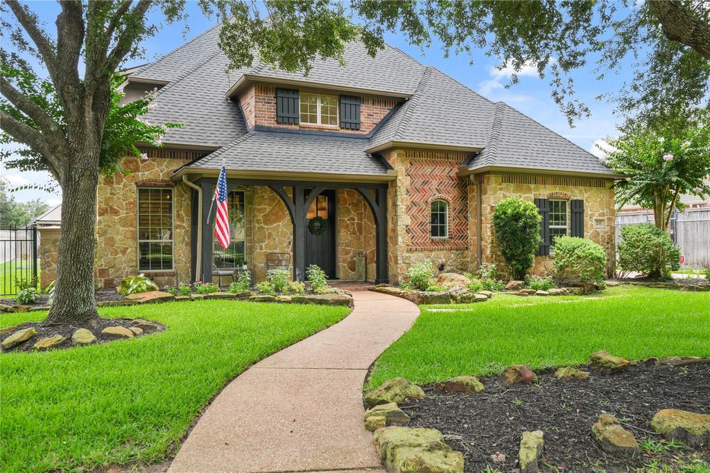 26 Waters Lake Boulevard, Missouri City, TX 77459