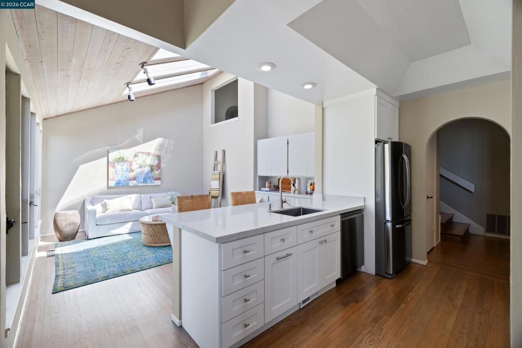 Image 11 of property listing at 47 El Gavilan Rd, Orinda, CA 94563